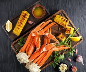 Crab Legs with Garlic Butter Sauce at Home