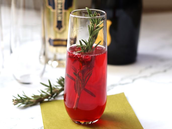 Festive Holly Berry Fizz : A Sparkling Holiday Cocktail