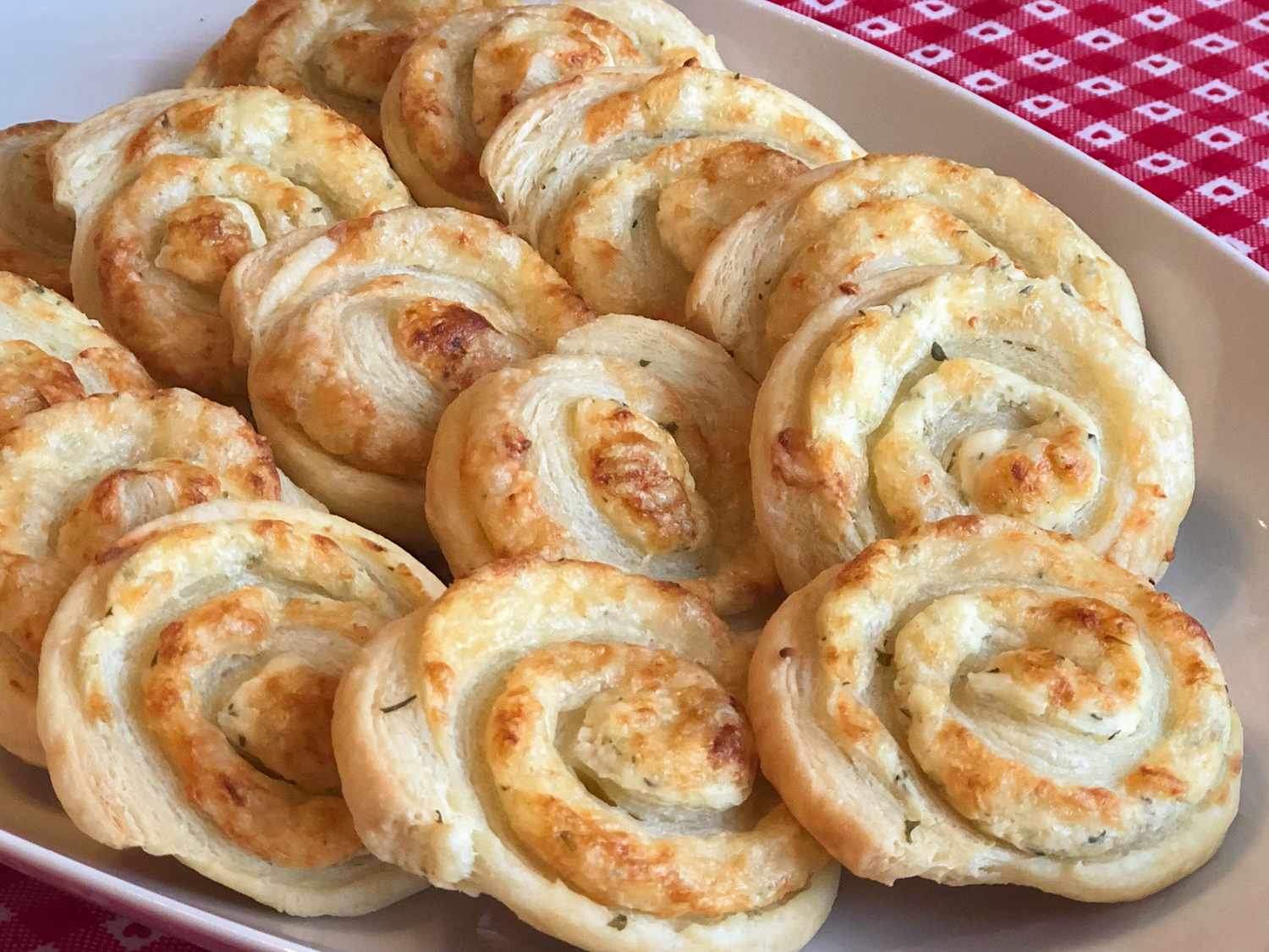 5736995-easy-3-ingredient-cheese-pinwheels-Happyschmoopies-4x3-1-00dfb49e64934c2cbdb9ed71a1980511