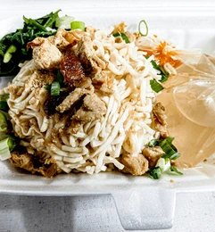Hibachi Chicken Noodles with Yum Yum Sauce