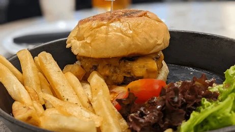 Juicy Cast Iron Burgers – Crispy Crusted Perfectly Seared