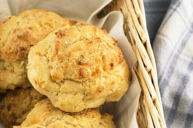 Cheddar Bay Butter Swim Biscuits – Fluffy, Buttery - Kitchenpedia