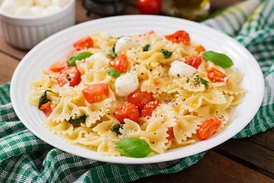 Pesto Pasta Caprese Salad – A Fresh, Colorful & Flavour-Packed