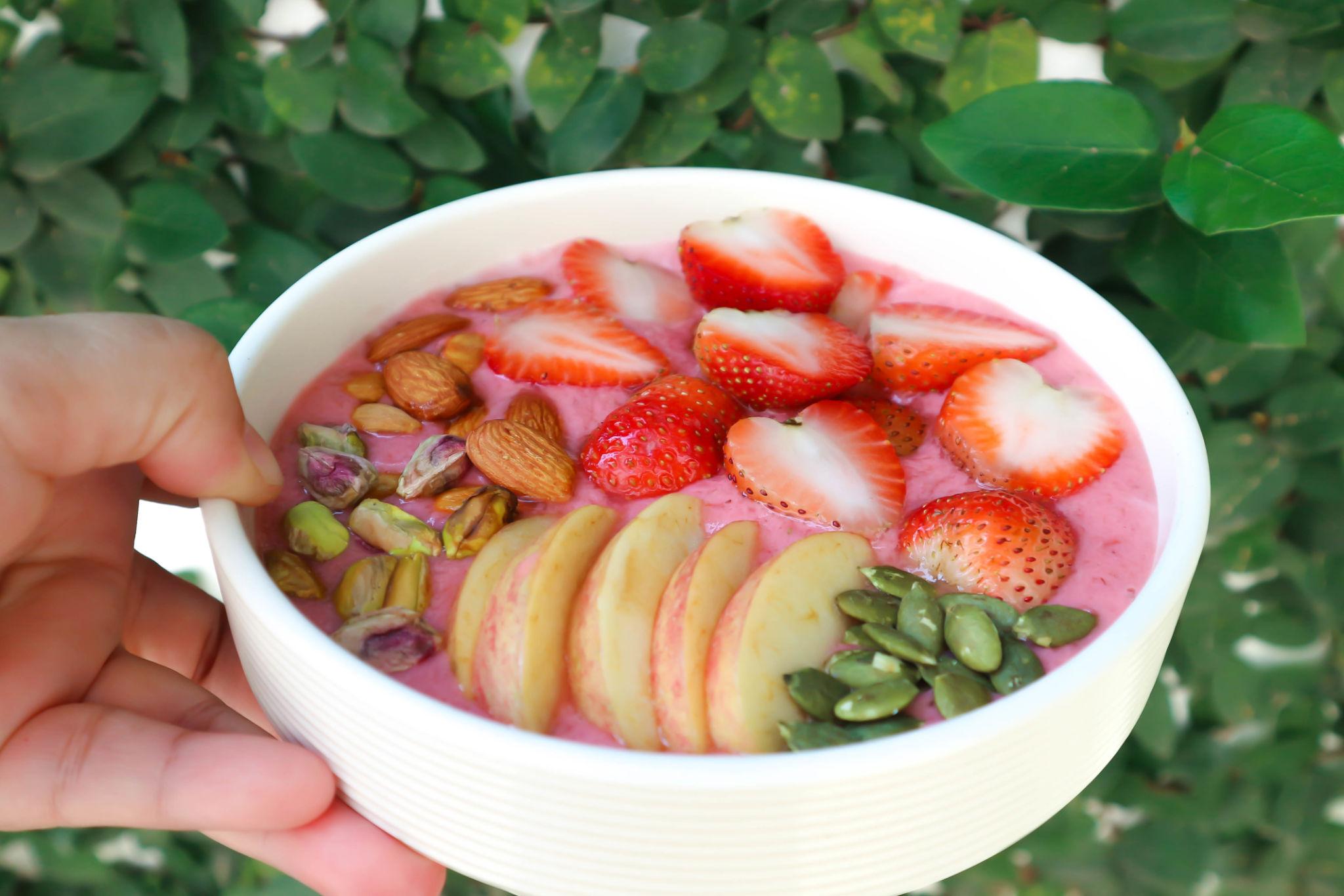 Strawberry Smoothie Bowl with Almond Milk