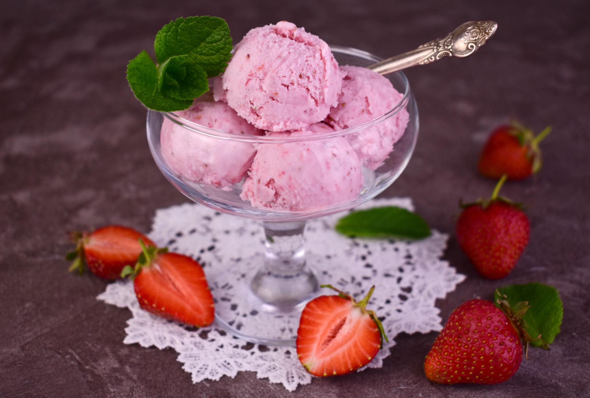 Easy Strawberry Ice Cream with Fresh Strawberries, Creamy