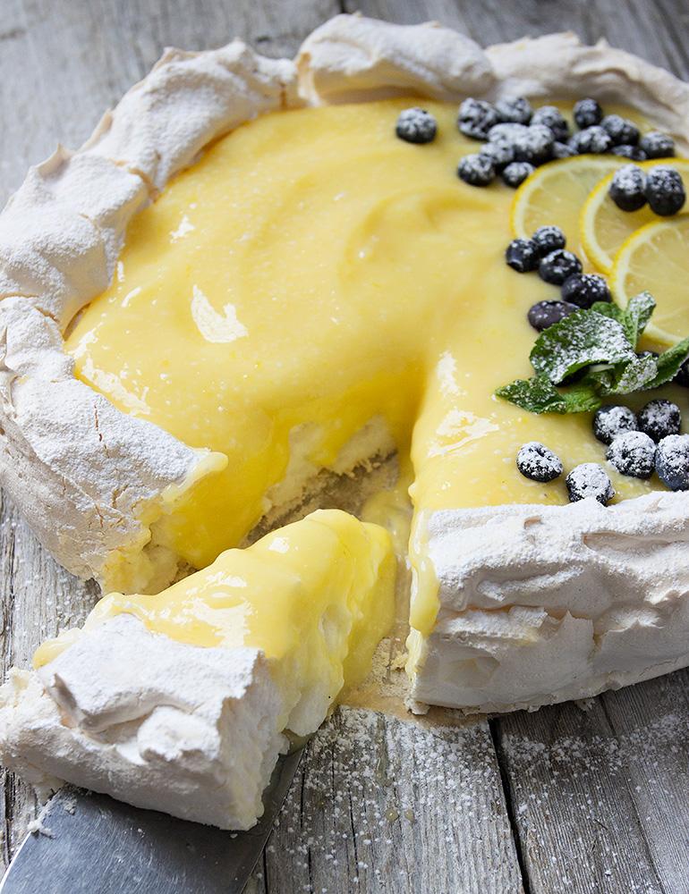 Lemon Blueberry Pavlova – A Crisp Meringue Dessert with Fluffy