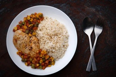 Chicken Broccoli Rice Skillet — One-Pan Juicy Chicken, Tender Broccoli & Cheesy Garlic Rice for an Easy Family Dinner