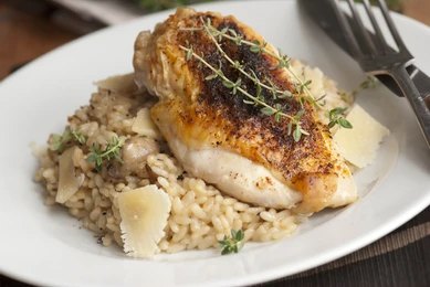 Roasted Chicken with Risotto and Caramelized Onions – A Luxurious One-Plate Comfort Dinner with Creamy Parmesan Risotto and Golden, Juicy Herb-Roasted Chicken