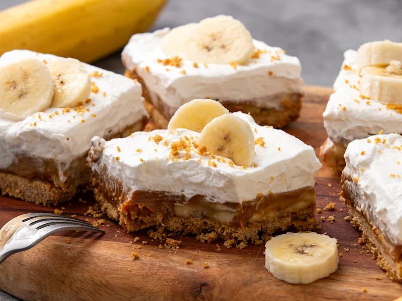 Banoffee Cheesecake Bars: The Ultimate Creamy Caramel-Banana Dessert with a Buttery Biscuit Crust, Silky Cheesecake Filling, and Whipped Cream