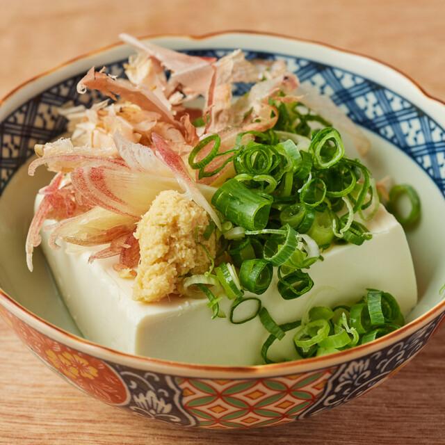 Tofu Hiyayakko – Classic Japanese Chilled Tofu with Fresh Ginger, Green Onions, Soy Sauce, and Savory Bonito Flakes